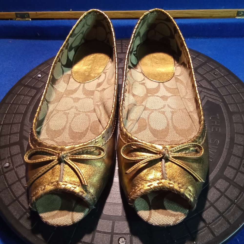 Coach Noella Peep Toe Gold Leather Flats w/ Bow Sz. 7-US
